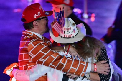 Elecciones presidenciales 2024: Blake Marnell luce su traje mural mientras celebra los resultados electorales en un acto de la noche electoral con el expresidente de EEUU y candidato presidencial republicano Donald Trump en el Centro de Convenciones de West Palm Beach, en West Palm Beach, Florida, el 6 de noviembre de 2024.