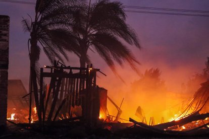 Imagen del incendio de California en Camarillo, donde se aprecia la fuerza del viento y de las llamas.