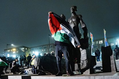 Un ultra del Ayax con una bandera Palestina previo del partido contra el Macabi de Tel Aviv