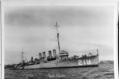 El USS Edsall en el puerto de San Diego, California.