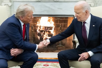 Elecciones presidenciales 2024: El presidente de EEUU, Joe Biden, estrecha la mano del presidente electo de EEUU, Donald Trump, durante una reunión en el Despacho Oval de la Casa Blanca en Washington, DC, el 13 de noviembre de 2024.