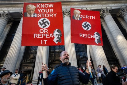 Manifestantes protestan contra el mitin de Donald Trump en el Madison Square Garden de Nueva York, Nueva York, el 27 de octubre de 2024.