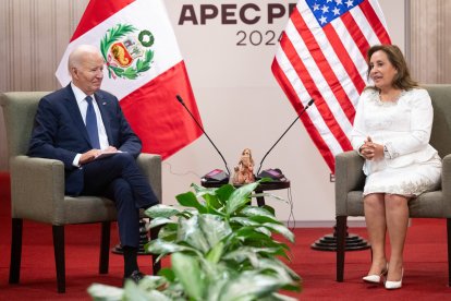 Joe Biden junto con la presidente peruana Dina Boluarte