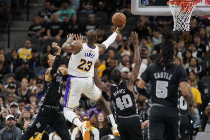 El alero de Los Angeles Lakers LeBron James (23) se dirige hacia la canasta