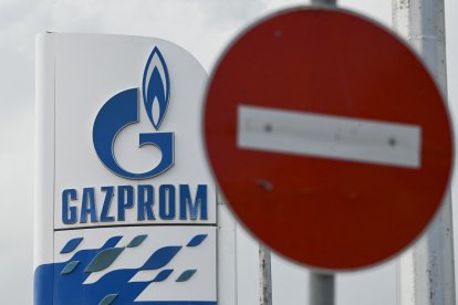 El logotipo del gigante energético ruso Gazprom  junto con una señal de stop.