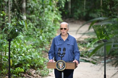 Joe Biden durante su visita a la selva amazónica en Manaus, Brasil