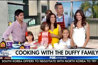 El diputado Sean Duffy y su familia hacen tortitas de Wisconsin en Cocinando con amigos
El diputado Sean Duffy y su familia hacen tortitas de Wisconsin en Cocinando con amigos