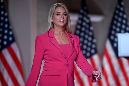 En imagen, Pam Bondi, nombrada como fiscal general por Trump