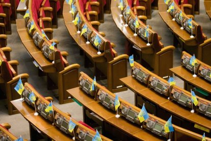 Banderas ucranianas durante una reunión del Parlamento ucraniano (Verkhovna Rada) en el Día de la Unidad de Ucrania.