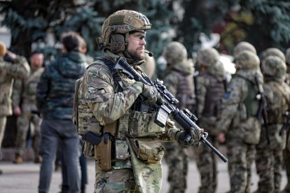 Un militar ucraniano monta guardia en el centro de Kherson, liberada de los invasores rusos, en el sur de Ucrania.