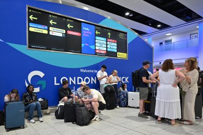 Pasajeros esperan en la zona de facturación del aeropuerto de Gatwick