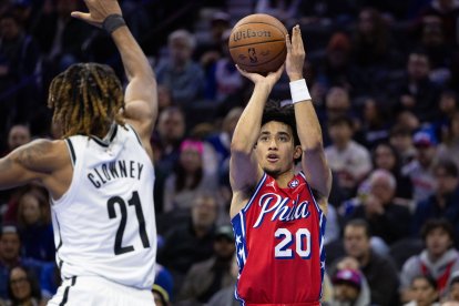 Copa NBA: El escolta de los Philadelphia 76ers Jared McCain (20) lanza el balón ante el alero de los Brooklyn Nets Noah Clowney (21) durante el último cuarto en el Wells Fargo Center