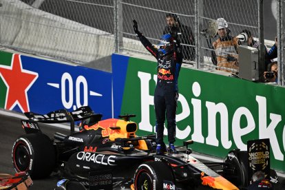 El piloto holandés de Red Bull Racing Max Verstappen celebra su cuarto título mundial consecutivo de Fórmula Uno tras el Gran Premio de Fórmula Uno de Las Vegas, en Las Vegas, Nevada, el 23 de noviembre de 2024.