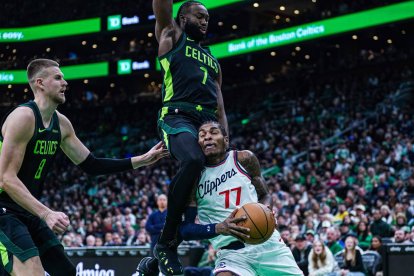 El escolta de los Boston Celtics Jaylen Brown (7) comete falta sobre el escolta de los LA Clippers Kevin Porter Jr. (77) en la segunda parte en el TD Garden.