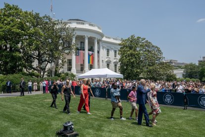 Joe y Jill Biden pasean junto a activistas trans bajo la bandera LGBT en la Casa Blanca