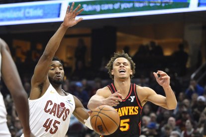 El escolta de los Cleveland Cavaliers Donovan Mitchell (45) le quita el balón al escolta de los Atlanta Hawks Dyson Daniels (5) en el primer cuarto en el Rocket Mortgage FieldHouse.