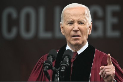 El presidente Joe Biden pronuncia un discurso durante la ceremonia de graduación del Morehouse College en Atlanta, Georgia, el 19 de mayo de 2024.