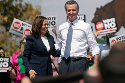 Elecciones Presidenciales 2024 | La vicepresidenta Kamala Harris, junto al gobernador de California, Gavin Newsom, durante un acto de campaña contra su destitución en el Centro de Formación de Aprendizaje Conjunto IBEW-NECA en San Leandro, California, 8 de septiembre de 2021.