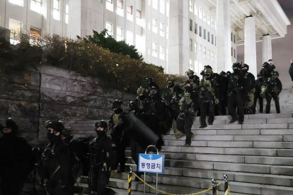 Los militares surcoreanos se retiran del Parlamento