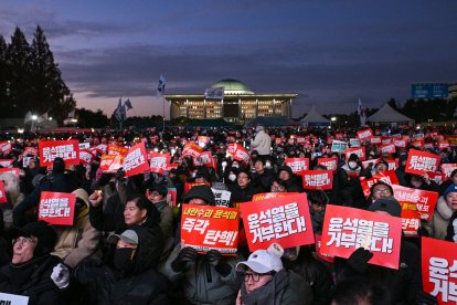 Varias personas participan en una protesta para pedir la destitución del presidente surcoreano Yoon Suk Yeol frente a la Asamblea Nacional en Seúl el 7 de diciembre de 2024.