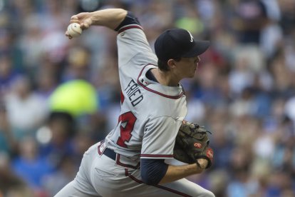 Max Fried lanza la pelota durante un encuentro con los Atlanta Braves