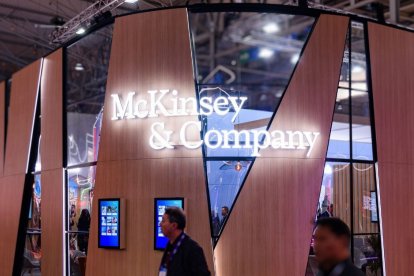 El logotipo de McKinsey & Company durante el primer día del Mobile World Congress 2023 (MWC) en la Fira de Barcelona (España).