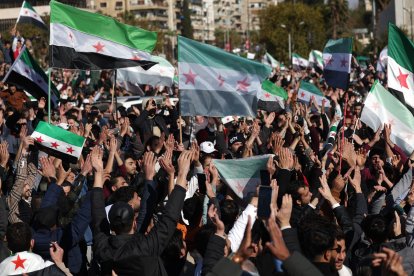 Ciudadanos y rebeldes enarbolan la bandera de independencia siria el 13 de diciembre de 2024