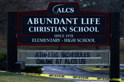 a cinta de la escena del crimen delimita los confines de la escuela Christian Life Abundant, donde el 16 de diciembre una alumna de 15 años disparó y mató a una profesora, a un alumno y a sí misma. El tirador hirió a otras seis personas