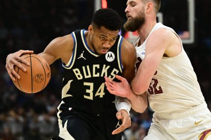 Giannis Antetokounmpo (34) conduce hacia la canasta contra Cleveland Cavaliers