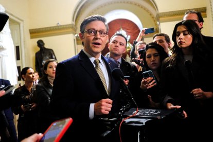 Mike Johnson habla a los medios tras la votación de los presupuestos