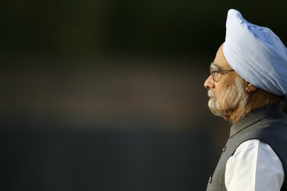 (FILES) Indian Prime Minister Manmohan Singh pays tribute during a memorial ceremony for former prime minister Rajiv Gandhi, on the 63rd anniversary of his birth in New Delhi, 20 August 2007. - India's former prime minister Manmohan Singh died December 26, 2024 aged 92 after he was admitted to hospital for an illness, the country's leader Narendra Modi said. (Photo by PRAKASH SINGH / AFP)