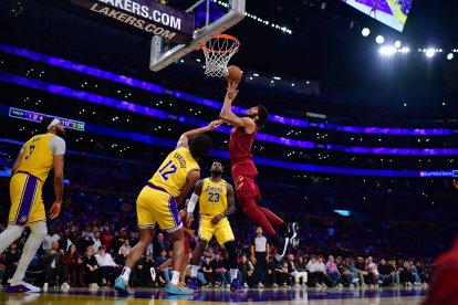 El pívot de los Cleveland Cavaliers Jarrett Allen (31) lanza contra el escolta de Los Angeles Lakers Max Christie (12) durante la segunda mitad en el Crypto.com Arena.