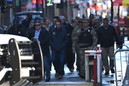 El gobernador Jeff Landry con la policía en Nueva Orleans