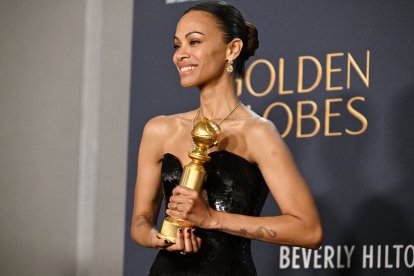 La actriz Zoe Saldana posa con el premio por su papel en Emilia Pérez