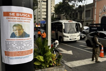 Cartel con una orden de detención contra el líder opositor venezolano Edmundo González Urrutia en un poste