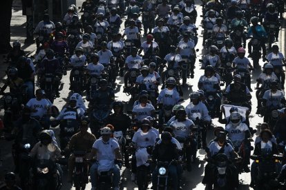 Civiles recorren las calles de Venezuela intimidando a la oposición - AFP