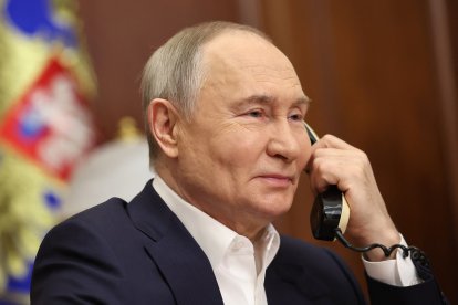 El presidente ruso Vladímir Putin habla por teléfono.