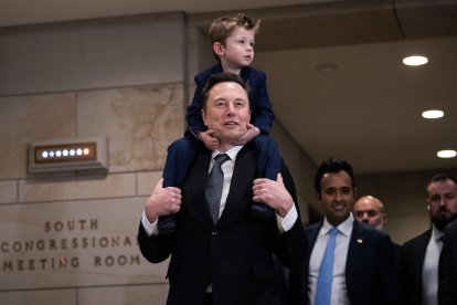 Musk con su hijo 'X' en el Capitolio