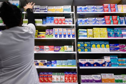 Farmacéutica ordenando una estantería