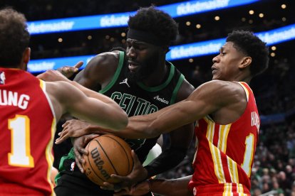 El pívot de los Boston Celtics Neemias Queta (88) y el alero de los Atlanta Hawks De'Andre Hunter (12) luchan por el balón durante el tercer cuarto en el TD Garden.