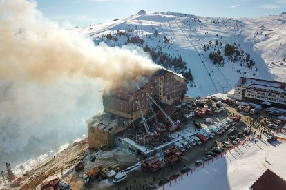 Fotografía aérea del hotel incendiado en Turquía