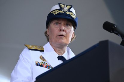 La almirante Linda Fagan habla en la Guardia Costera de EE.UU. (USCG)
