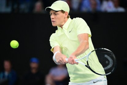Sinner golpea la pelota frente a De Minaur en el Open de Australia