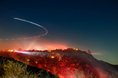 Un helicóptero inspecciona la escena durante el incendio de Lilac en la zona no incorporada del condado de San Diego, California, el 21 de enero de 2025. El 20 de enero, los agotados bomberos de Los Ángeles se prepararon para el regreso de nuevas y peligrosas rachas de viento.