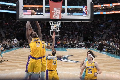 El alero de los Lakers Dorian Finney-Smith (17) coge el rebote en el aro