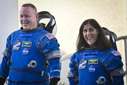 Los astronautas de la NASA Butch Wilmore (d) y Suni Williams (i)