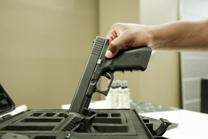 Una pistola siendo guardada