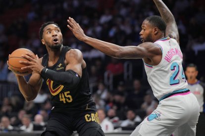 El escolta de los Cavaliers Donovan Mitchell y el alero de los Heat Haywood Highsmith