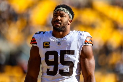 El linebacker de los Cleveland Browns MYLES GARRETT (95) antes del partido de fútbol americano de la NFL entre los Pittsburgh Steelers y los Cleveland Browns en Pittsburgh, Pensilvania.
