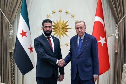 El presidente turco Recep Tayyip Erdogan y el líder sirio Ahmed al-Sharaa en Ankara, Turquía